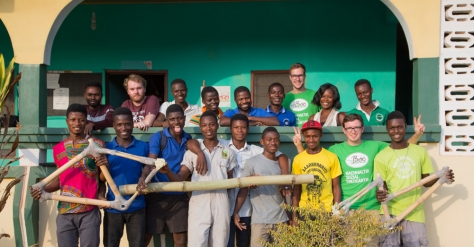 Das bunte Team von my Boo in Ghana vor der Rahmen-Werkstatt.